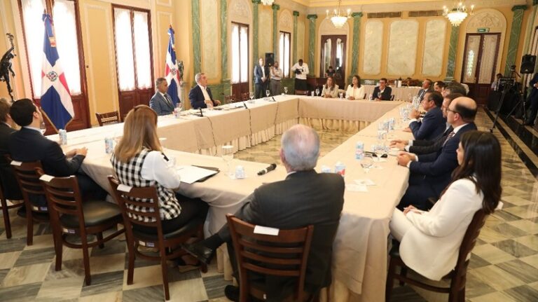 presidente-abinader-propone-actualizar-agenda-de-trabajo-conjunta-con-exportadores-para-desarrollo-del-sector